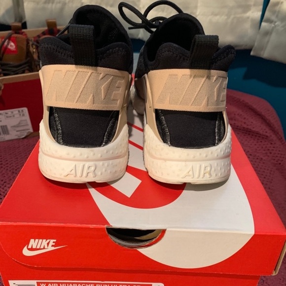 Huarache Run tra SE Women size 7 - Picture 2 of 5